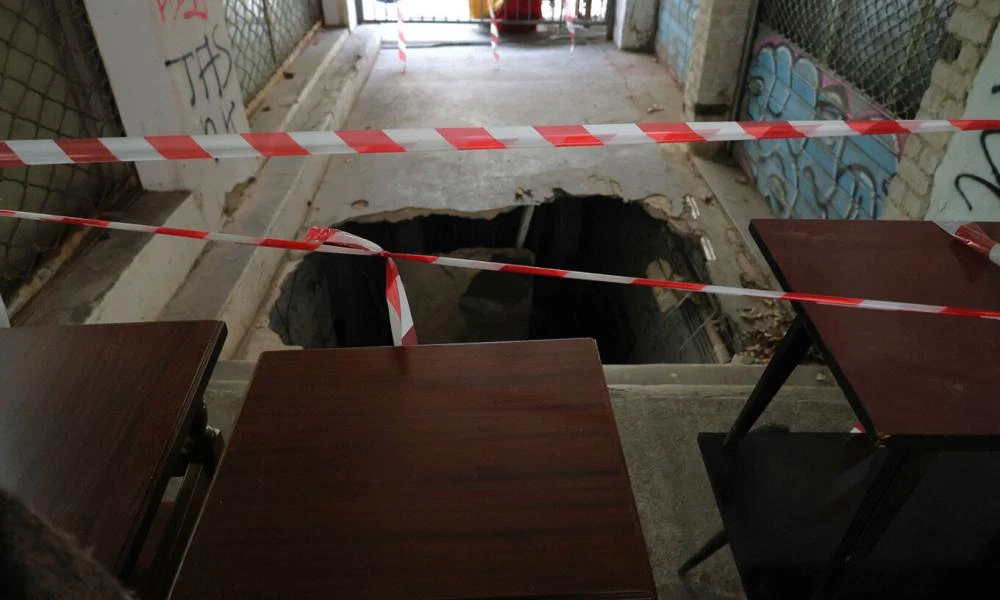 Θεσσαλονίκη: Βίντεο με την τρύπα που άνοιξε και κατάπιε δύο 19χρονα παιδιά